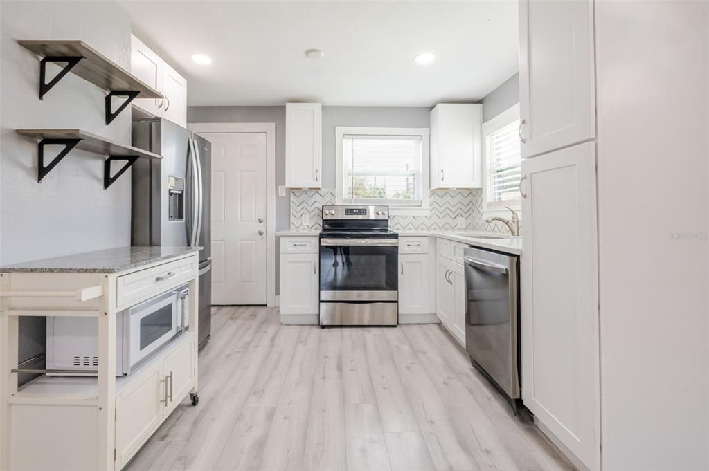 Active With Contract: $239,000 (2 beds, 1 baths, 768 Square Feet)