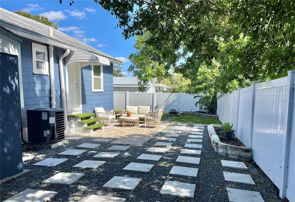 Active With Contract: $239,000 (2 beds, 1 baths, 768 Square Feet)