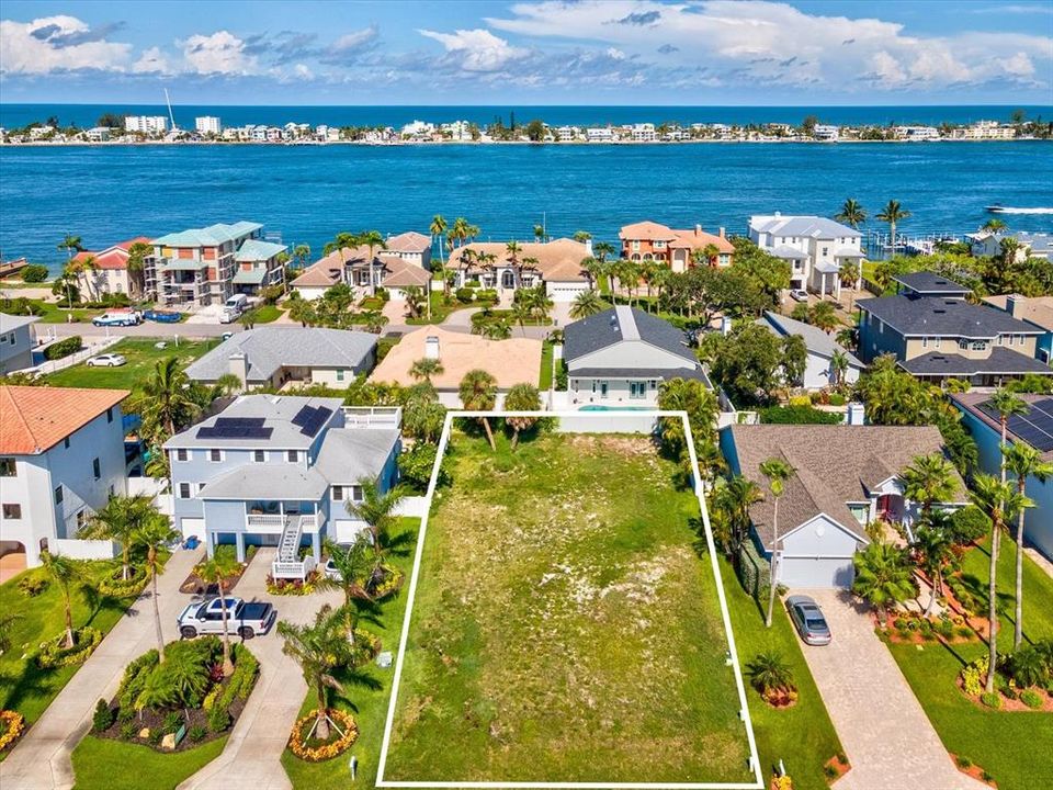 На продажу: $480,000 (0.18 acres)