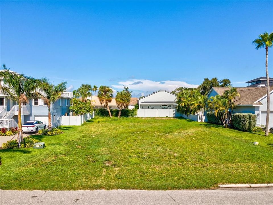 На продажу: $480,000 (0.18 acres)