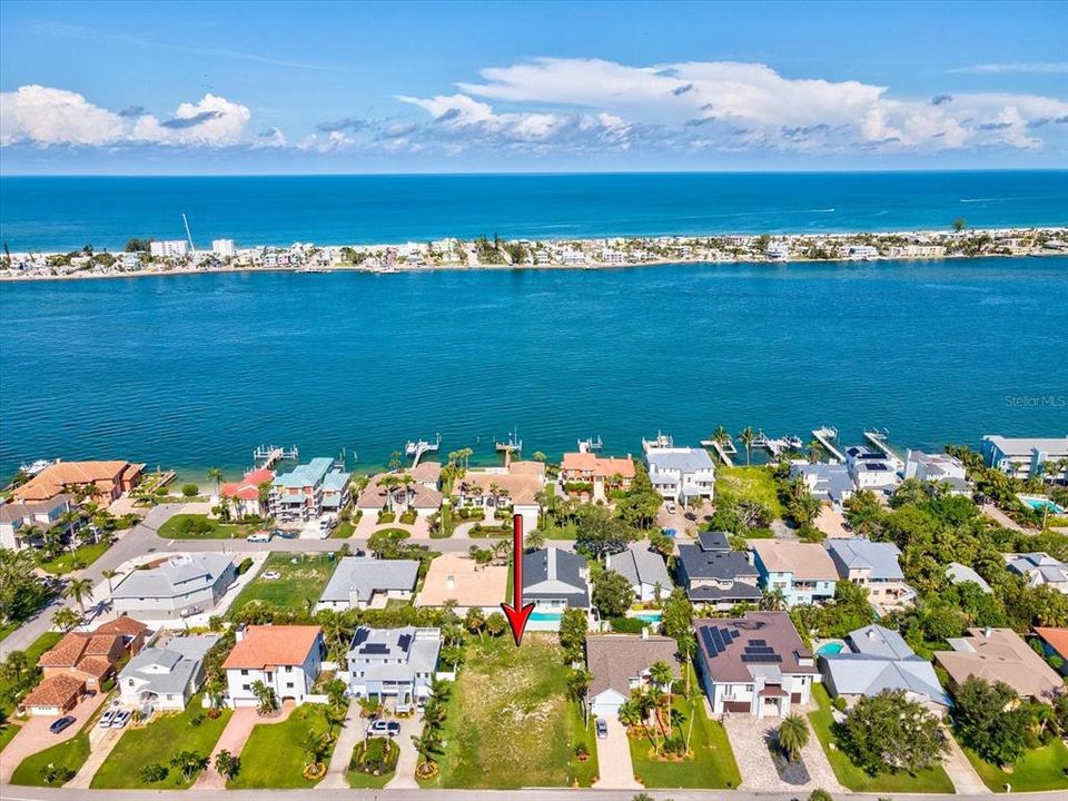 На продажу: $480,000 (0.18 acres)