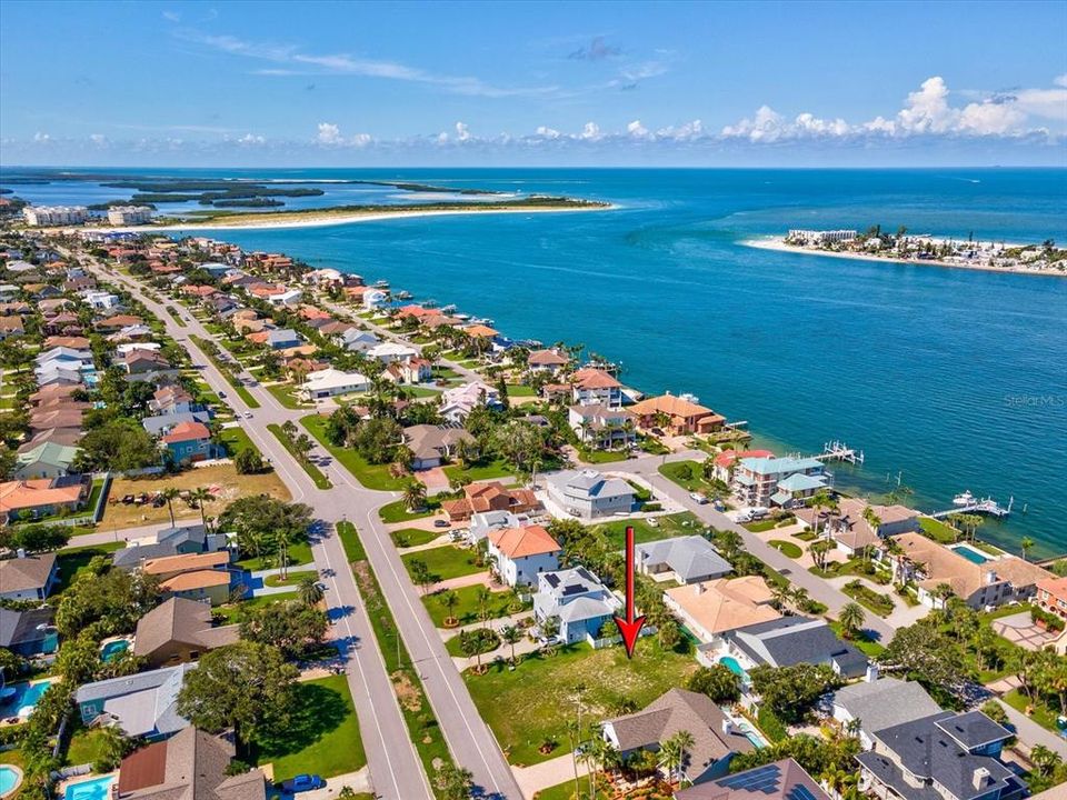 На продажу: $480,000 (0.18 acres)