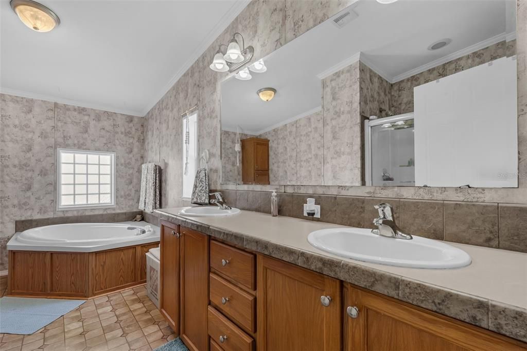 На продажу: $199,500 (3 спален, 2 ванн, 1984 Квадратных фут)