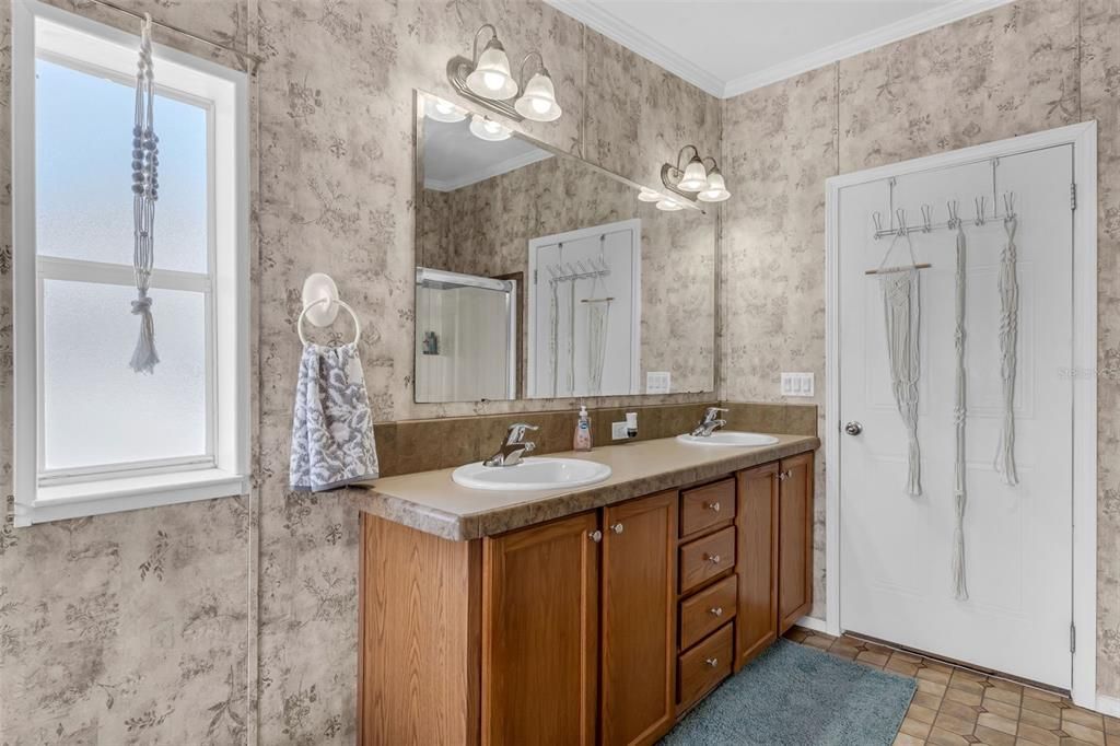 На продажу: $199,500 (3 спален, 2 ванн, 1984 Квадратных фут)