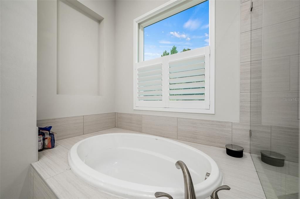 For Sale: $1,050,000 (6 beds, 3 baths, 3916 Square Feet)