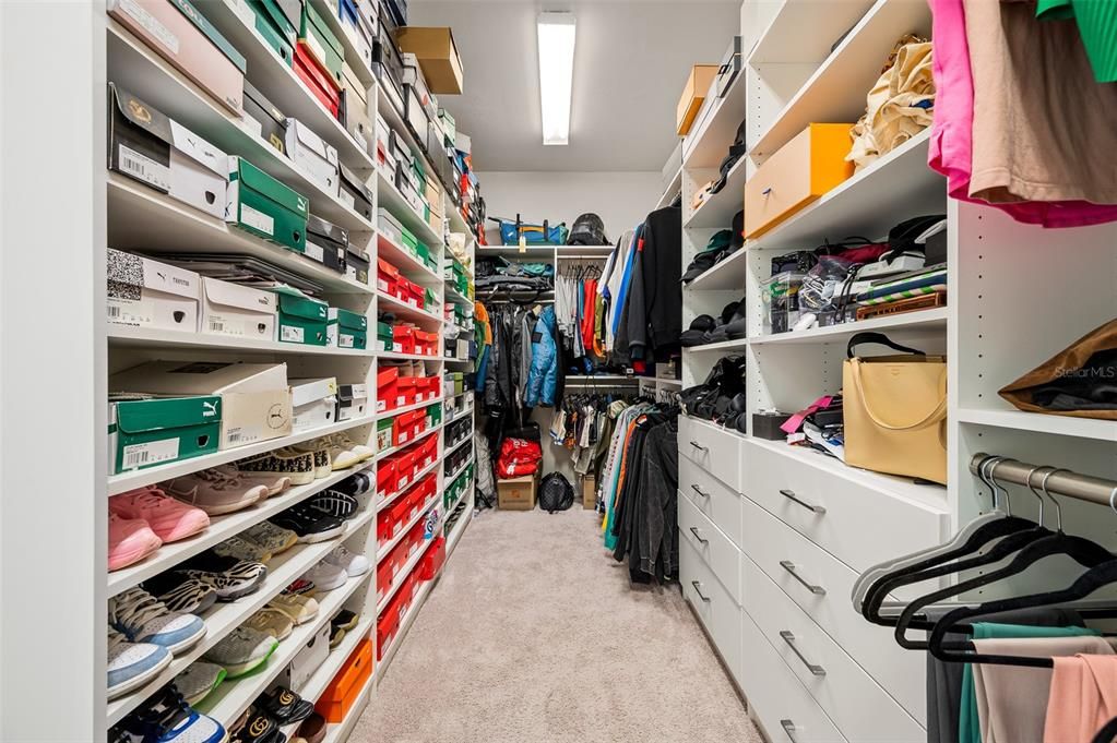 For Sale: $1,050,000 (6 beds, 3 baths, 3916 Square Feet)