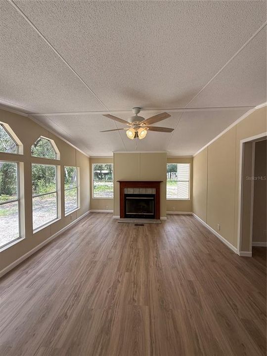 En Venta: $215,000 (3 camas, 2 baños, 1782 Pies cuadrados)