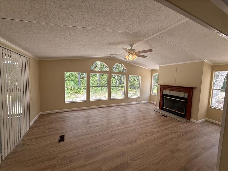 En Venta: $215,000 (3 camas, 2 baños, 1782 Pies cuadrados)