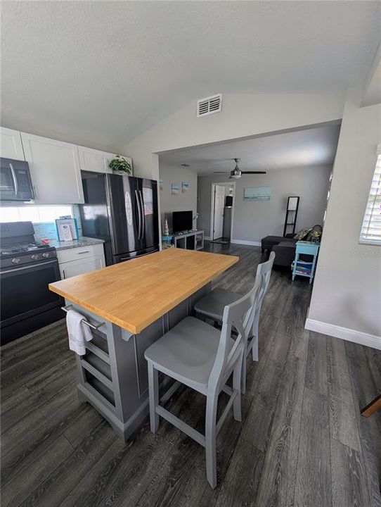 For Sale: $365,000 (2 beds, 2 baths, 768 Square Feet)