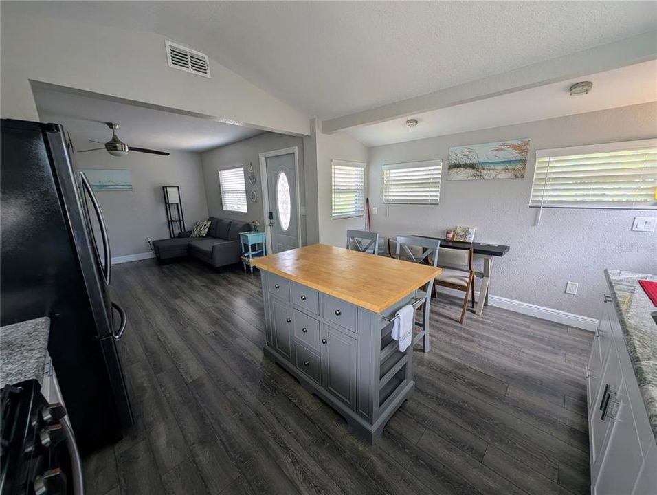 For Sale: $365,000 (2 beds, 2 baths, 768 Square Feet)