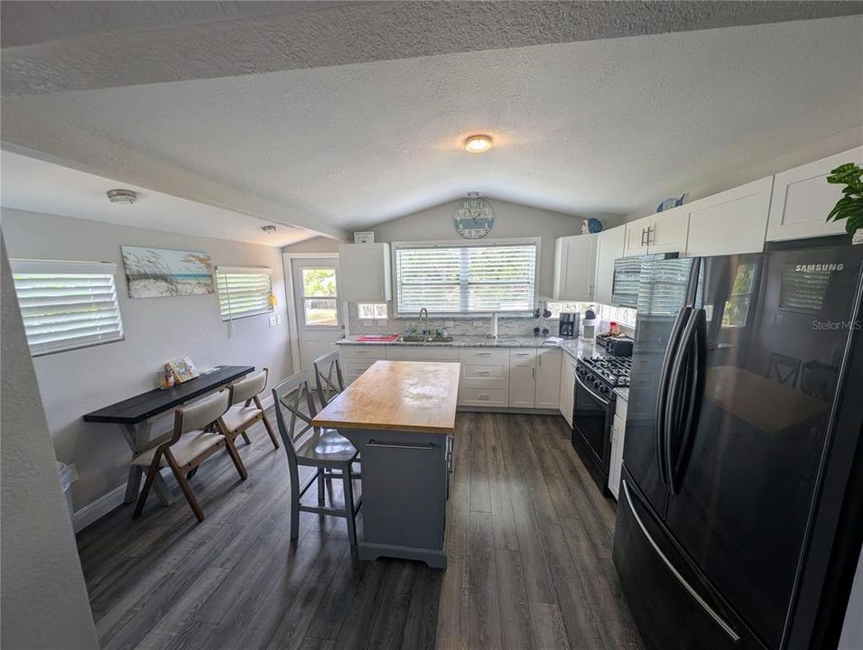 For Sale: $365,000 (2 beds, 2 baths, 768 Square Feet)