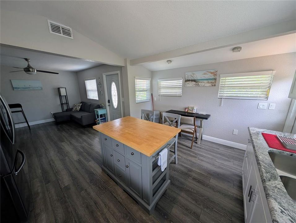 For Sale: $365,000 (2 beds, 2 baths, 768 Square Feet)