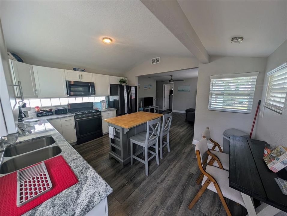 For Sale: $365,000 (2 beds, 2 baths, 768 Square Feet)