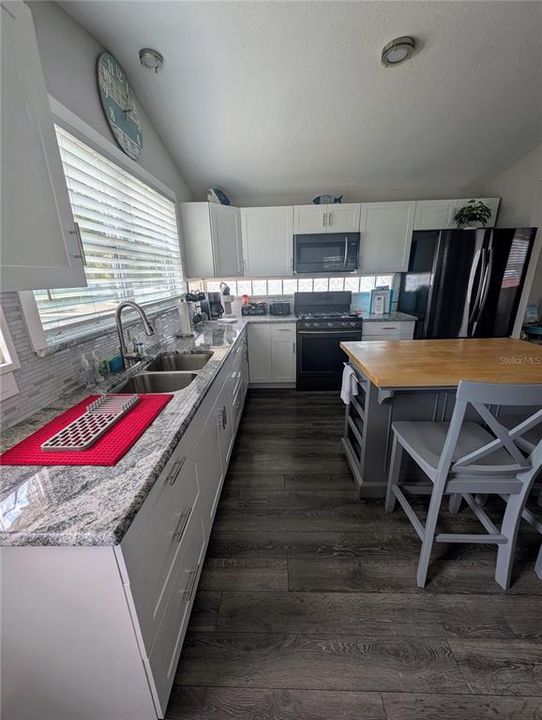 For Sale: $365,000 (2 beds, 2 baths, 768 Square Feet)