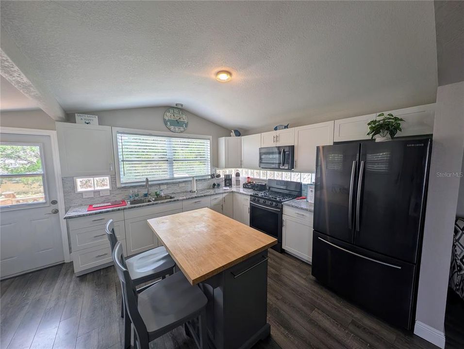 For Sale: $365,000 (2 beds, 2 baths, 768 Square Feet)