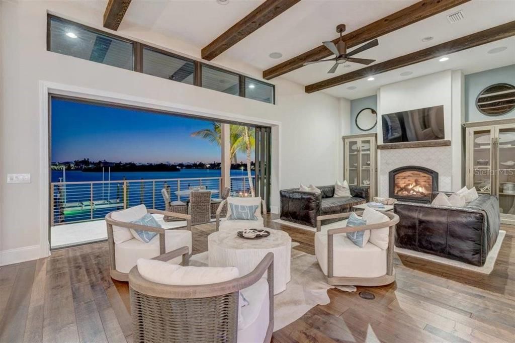 出租: $30,000 (4 贝兹, 5 浴室, 4262 平方英尺)