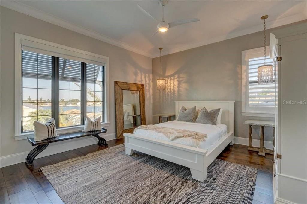 出租: $30,000 (4 贝兹, 5 浴室, 4262 平方英尺)