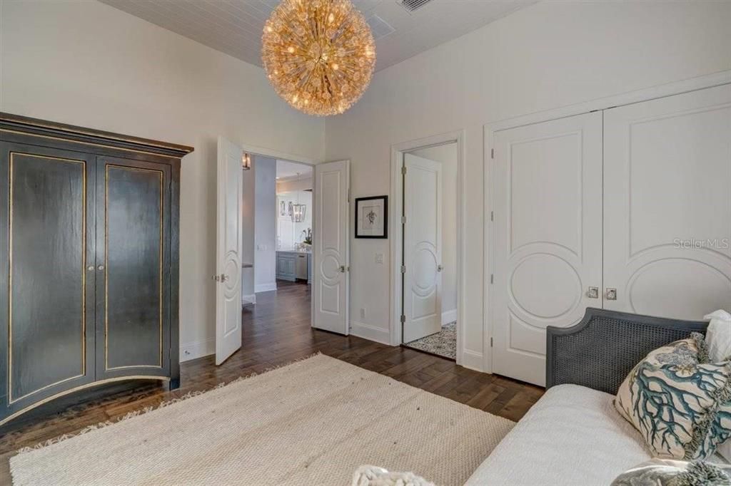 出租: $30,000 (4 贝兹, 5 浴室, 4262 平方英尺)