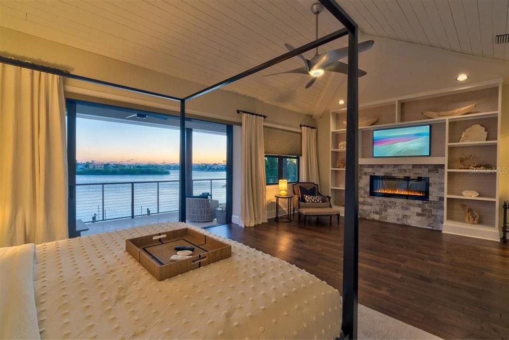 出租: $30,000 (4 贝兹, 5 浴室, 4262 平方英尺)