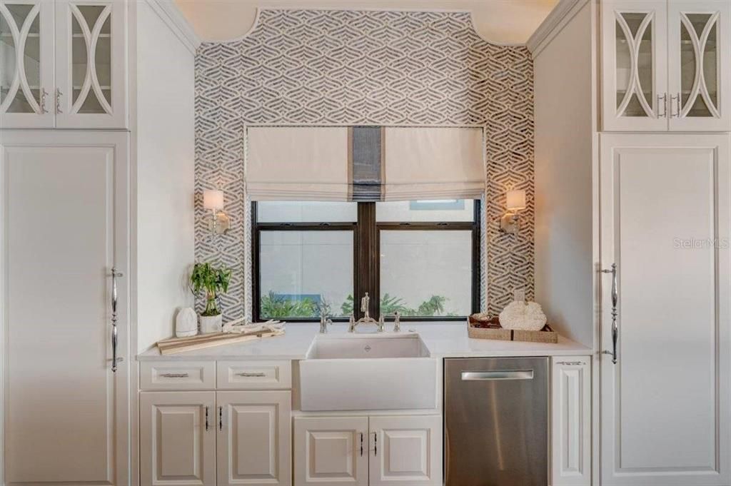 出租: $30,000 (4 贝兹, 5 浴室, 4262 平方英尺)