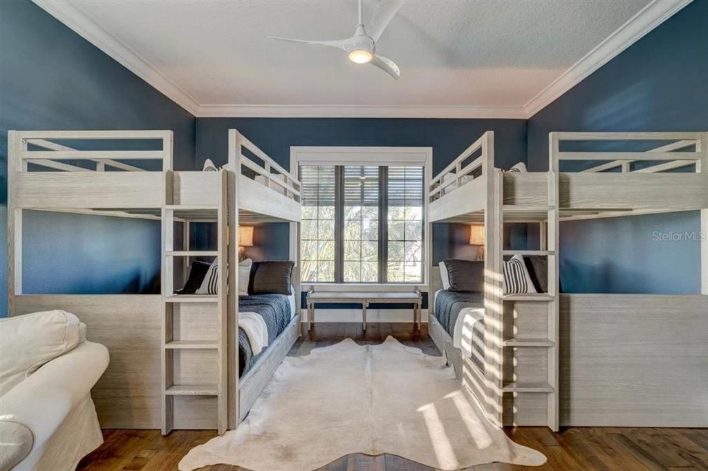 出租: $30,000 (4 贝兹, 5 浴室, 4262 平方英尺)