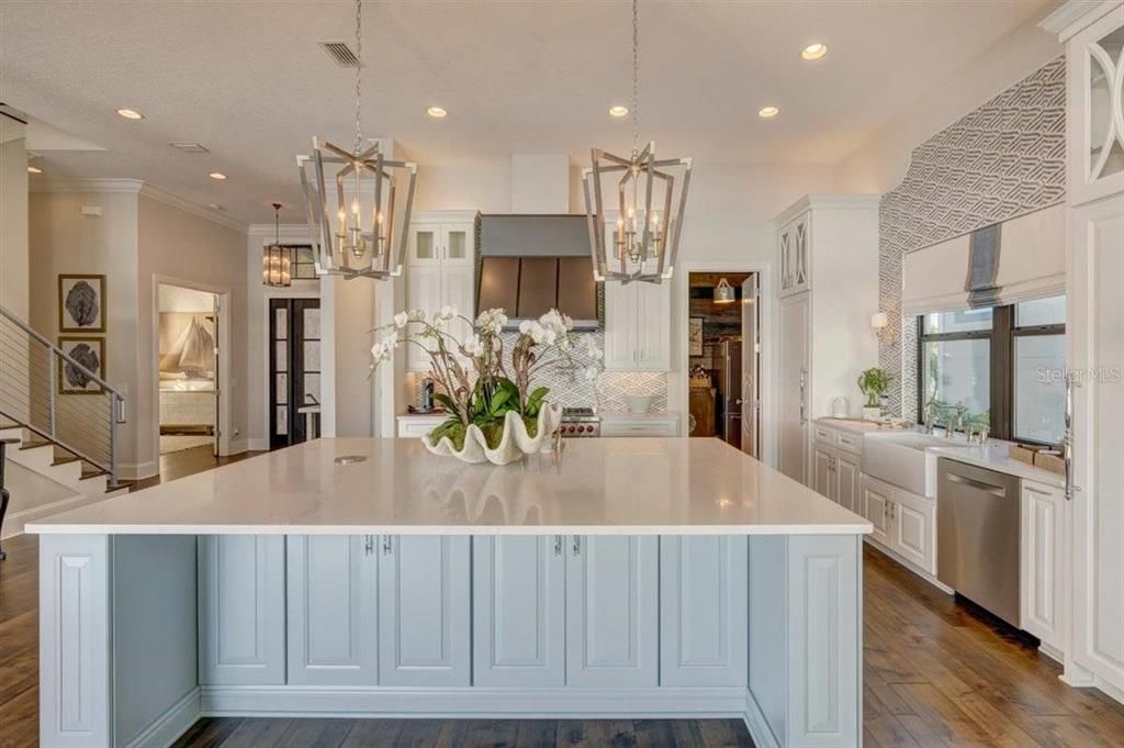 出租: $30,000 (4 贝兹, 5 浴室, 4262 平方英尺)