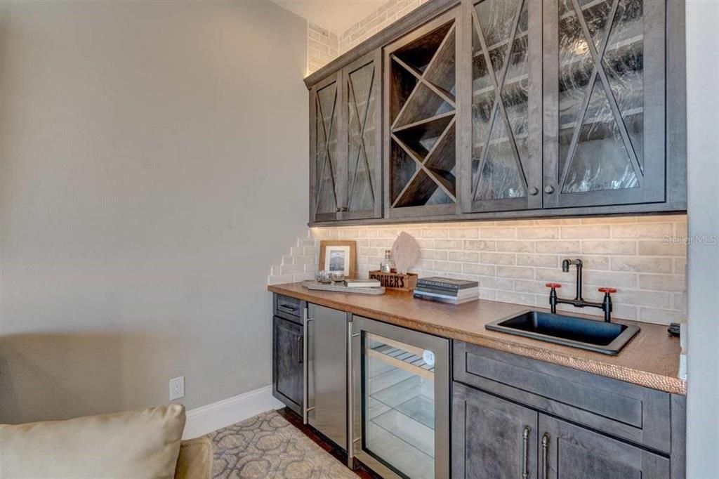 出租: $30,000 (4 贝兹, 5 浴室, 4262 平方英尺)