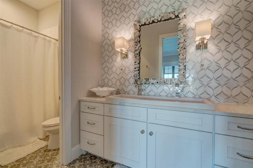 出租: $30,000 (4 贝兹, 5 浴室, 4262 平方英尺)