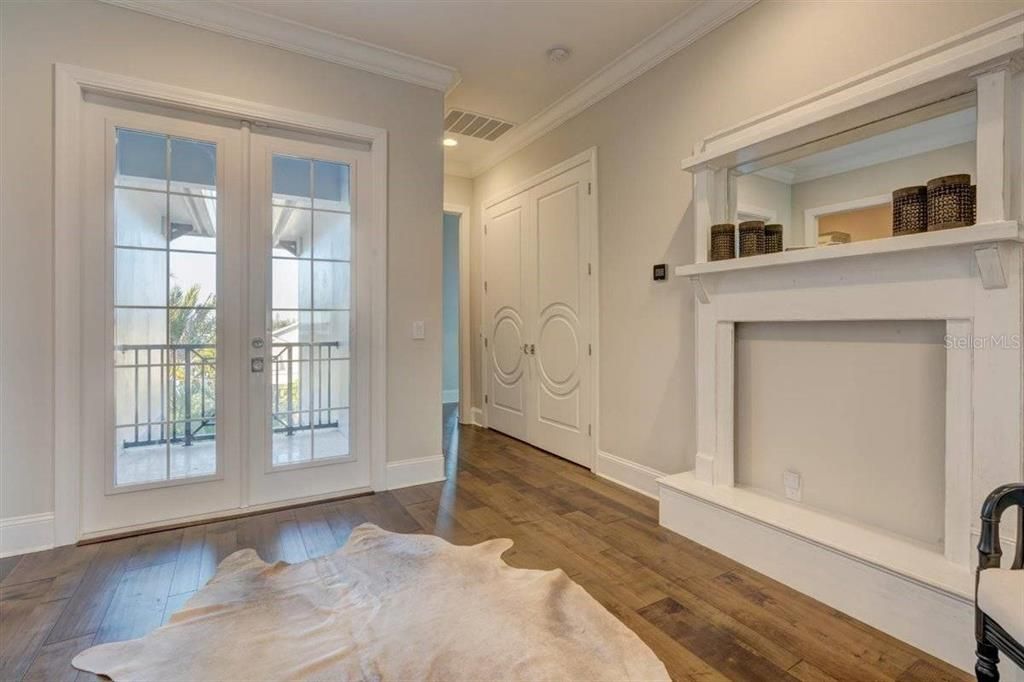 出租: $30,000 (4 贝兹, 5 浴室, 4262 平方英尺)