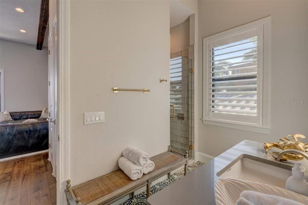 出租: $30,000 (4 贝兹, 5 浴室, 4262 平方英尺)