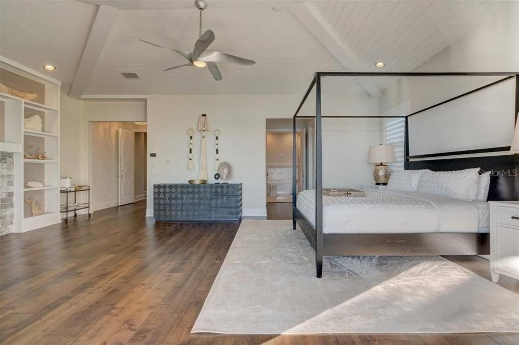 出租: $30,000 (4 贝兹, 5 浴室, 4262 平方英尺)