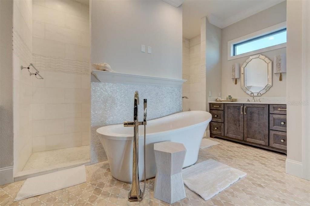 出租: $30,000 (4 贝兹, 5 浴室, 4262 平方英尺)