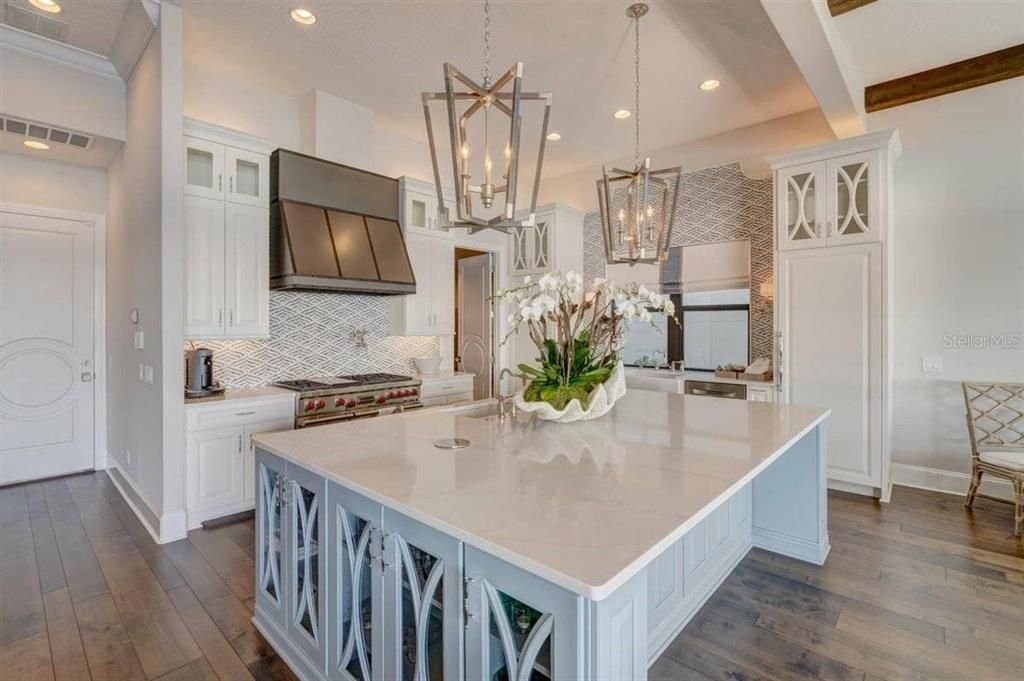 出租: $30,000 (4 贝兹, 5 浴室, 4262 平方英尺)