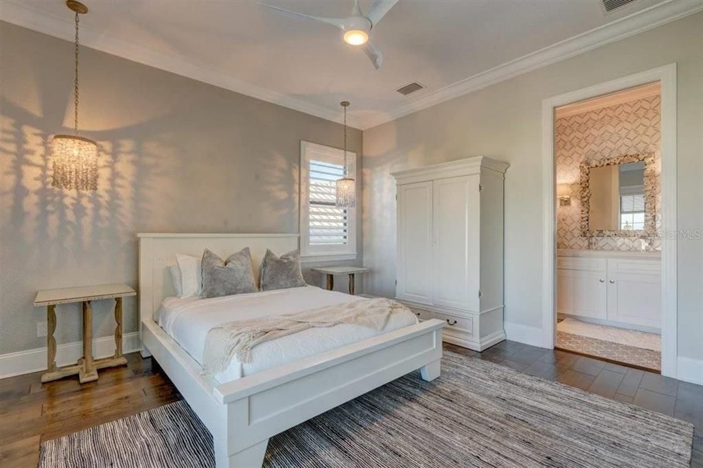 出租: $30,000 (4 贝兹, 5 浴室, 4262 平方英尺)