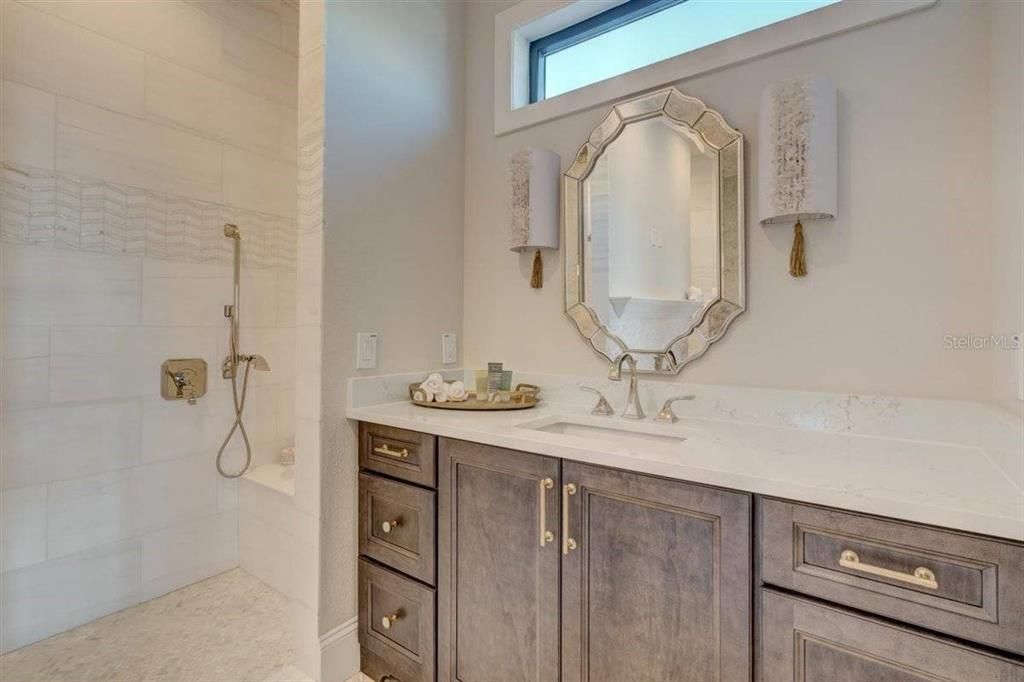 出租: $30,000 (4 贝兹, 5 浴室, 4262 平方英尺)