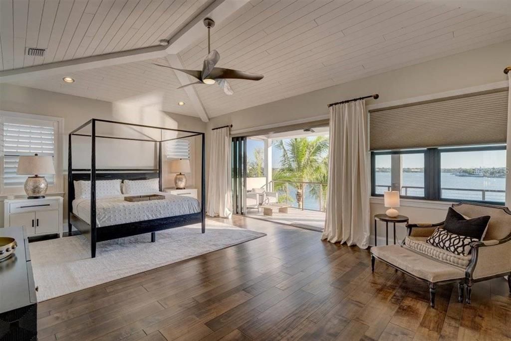 出租: $30,000 (4 贝兹, 5 浴室, 4262 平方英尺)