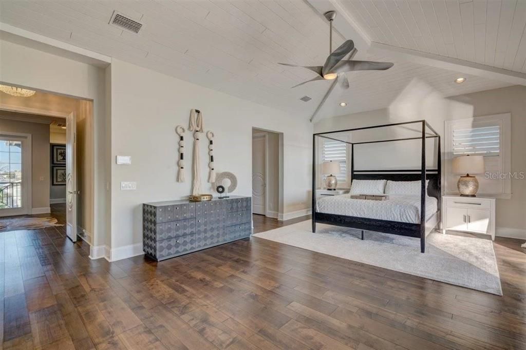 出租: $30,000 (4 贝兹, 5 浴室, 4262 平方英尺)