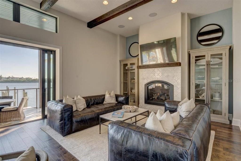 出租: $30,000 (4 贝兹, 5 浴室, 4262 平方英尺)