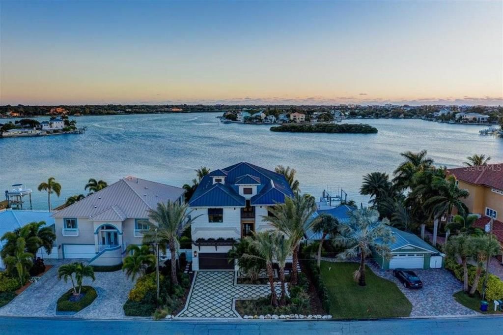 出租: $30,000 (4 贝兹, 5 浴室, 4262 平方英尺)