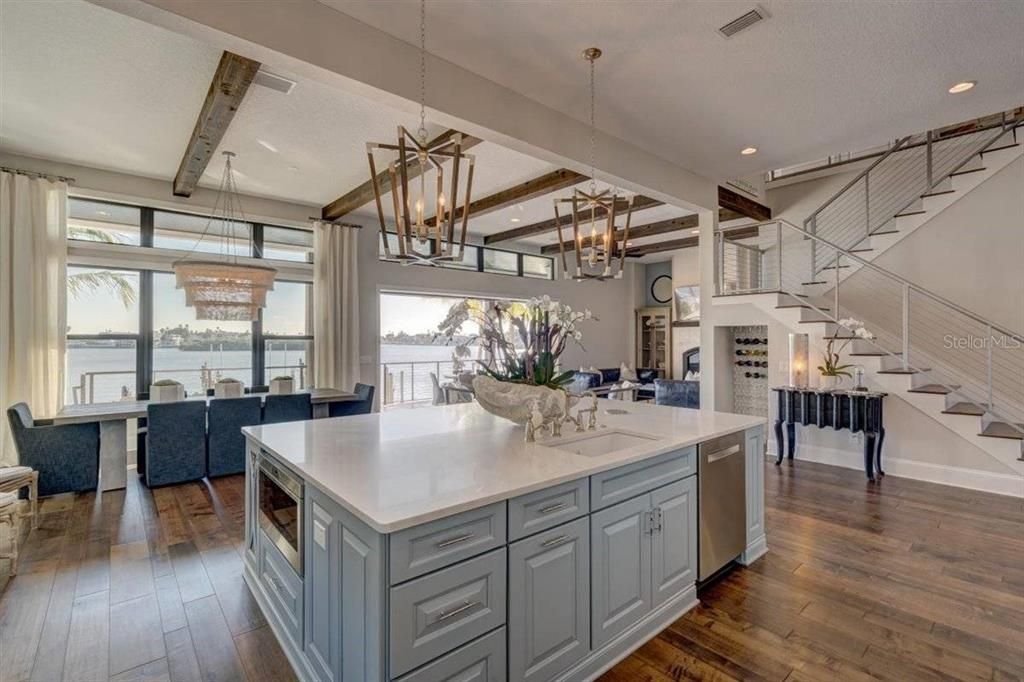 出租: $30,000 (4 贝兹, 5 浴室, 4262 平方英尺)