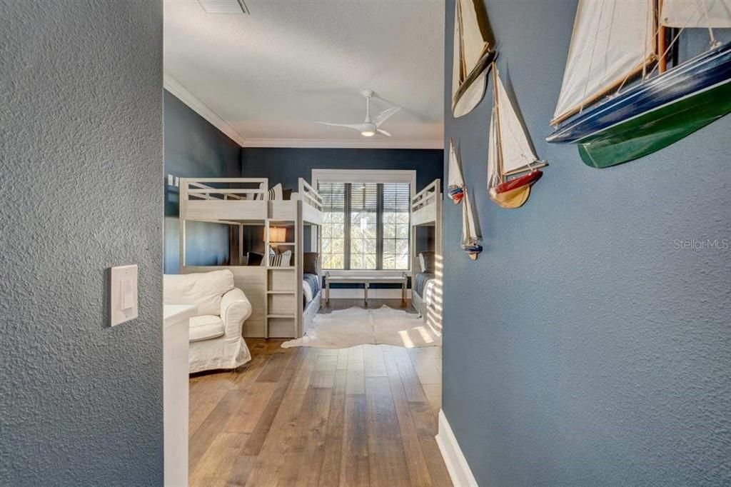 出租: $30,000 (4 贝兹, 5 浴室, 4262 平方英尺)