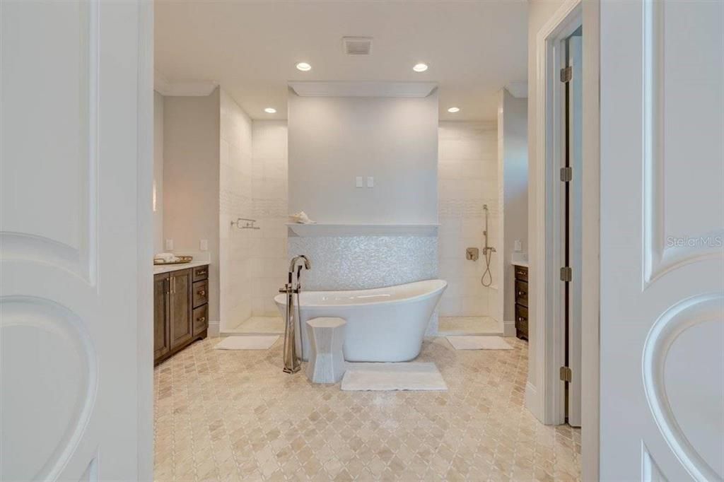 出租: $30,000 (4 贝兹, 5 浴室, 4262 平方英尺)