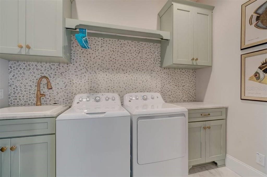 出租: $30,000 (4 贝兹, 5 浴室, 4262 平方英尺)