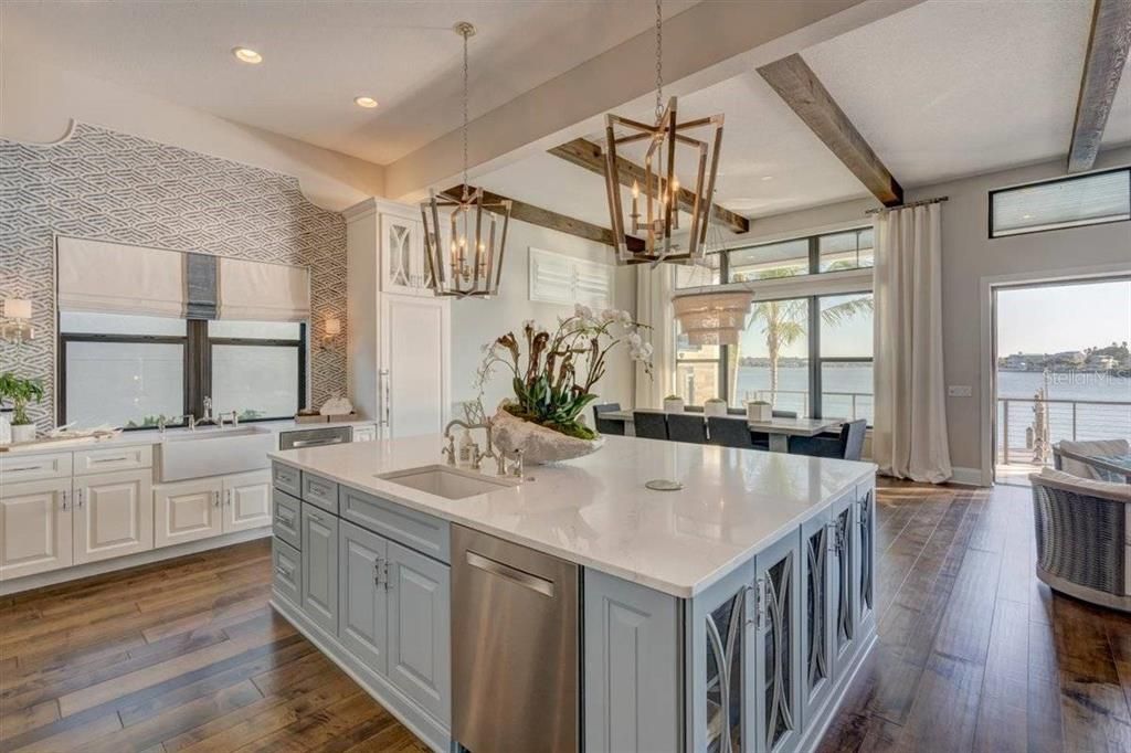 出租: $30,000 (4 贝兹, 5 浴室, 4262 平方英尺)