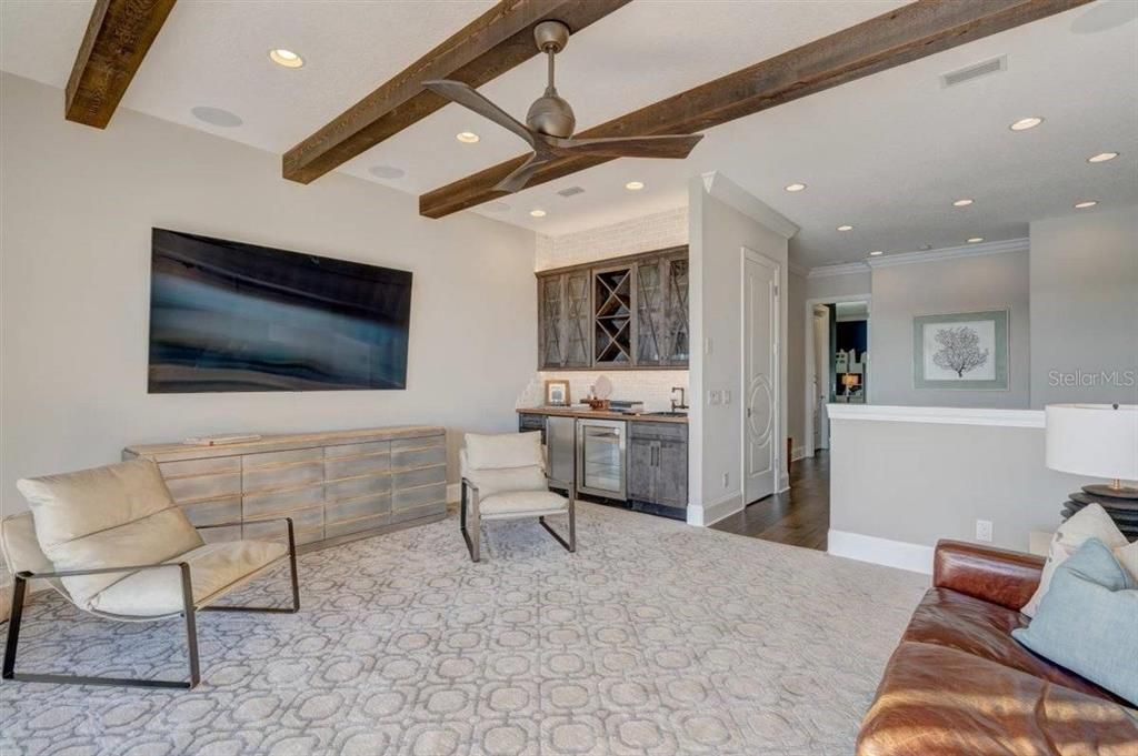 出租: $30,000 (4 贝兹, 5 浴室, 4262 平方英尺)