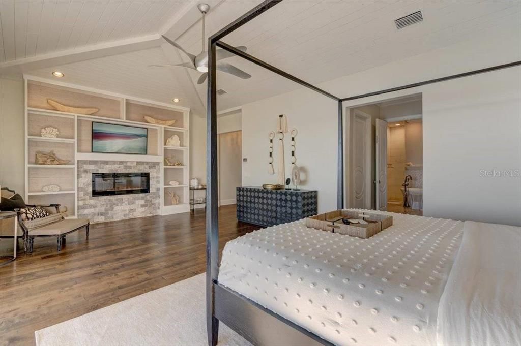 出租: $30,000 (4 贝兹, 5 浴室, 4262 平方英尺)