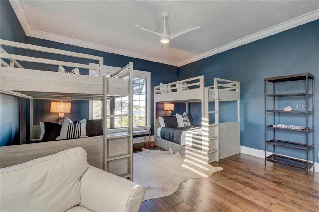 出租: $30,000 (4 贝兹, 5 浴室, 4262 平方英尺)