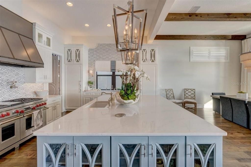 出租: $30,000 (4 贝兹, 5 浴室, 4262 平方英尺)