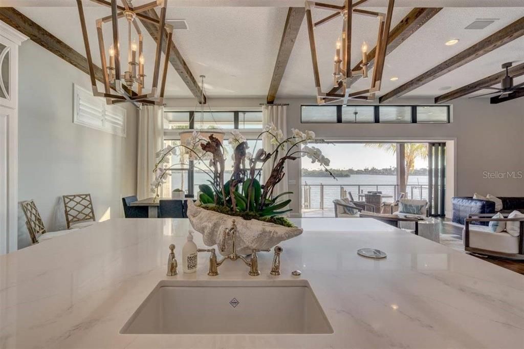 出租: $30,000 (4 贝兹, 5 浴室, 4262 平方英尺)