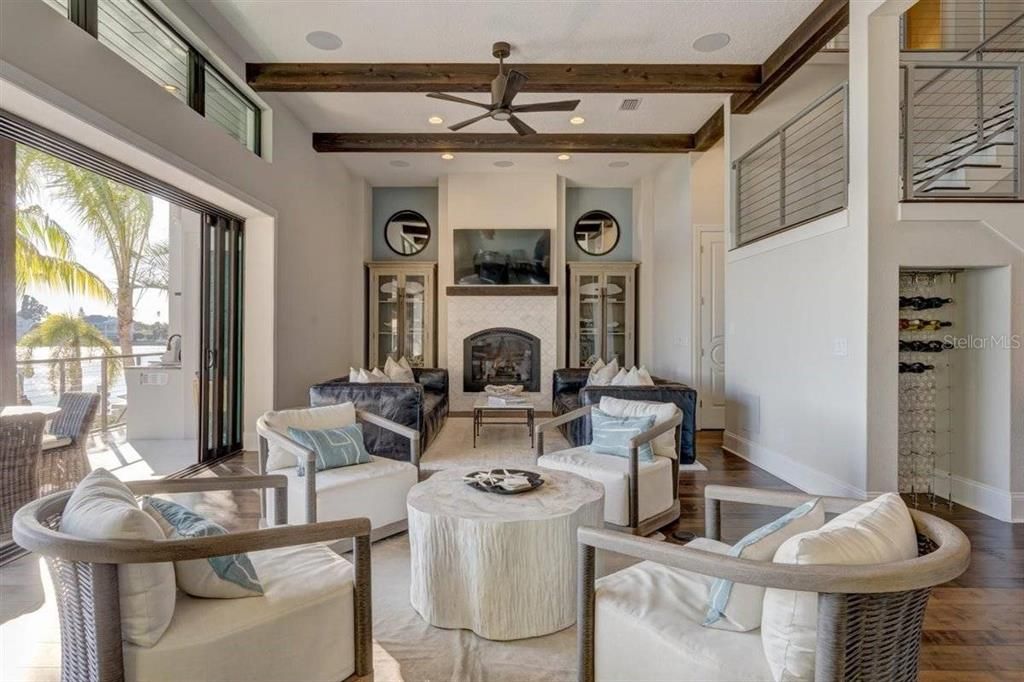 出租: $30,000 (4 贝兹, 5 浴室, 4262 平方英尺)